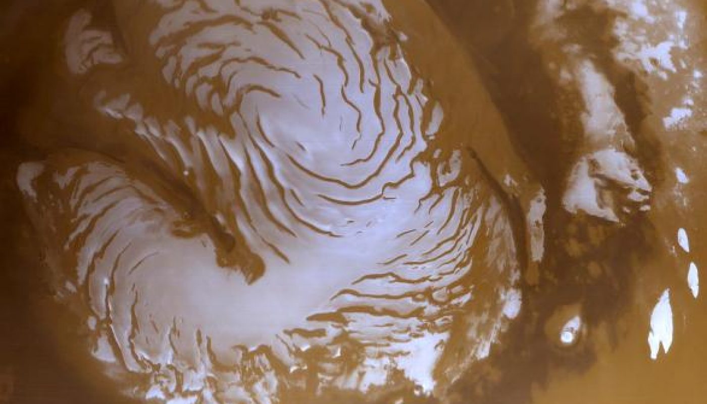Fiocchi di neve quadrati e ghiaccio secco: ecco come appare l’inverno su Marte