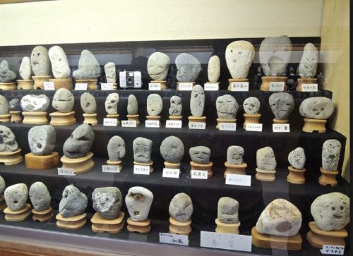 Giappone: c’è un museo che celebra rocce che somigliano a volti umani [VIDEO]