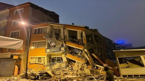 Violentissimo terremoto tra Turchia e Siria; edifici crollati e migliaia di feriti
