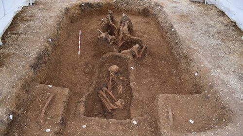 Gran Bretagna: scoperta insolita sepoltura con cavalli senza testa