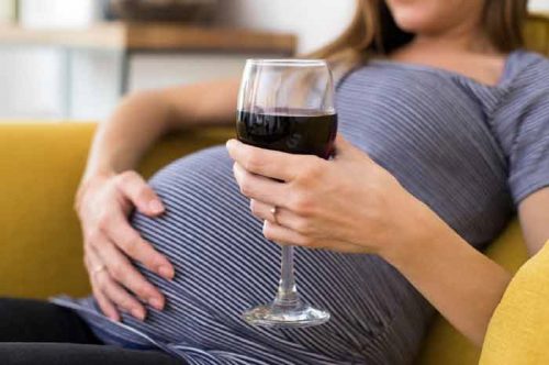 Un consumo moderato di alcolici prima e durante la gravidanza può alterare la forma del viso del bambino