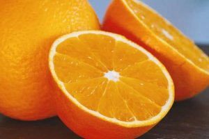 Cosa accade se mangiamo la parte bianca delle arance?