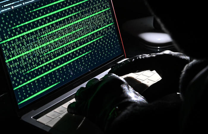 Massiccio attacco hacker in Italia: decine di sistemi danneggiati da ransomware