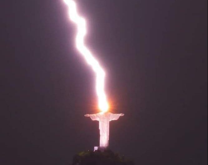 Un fulmine colpisce il Cristo Redentore in Brasile