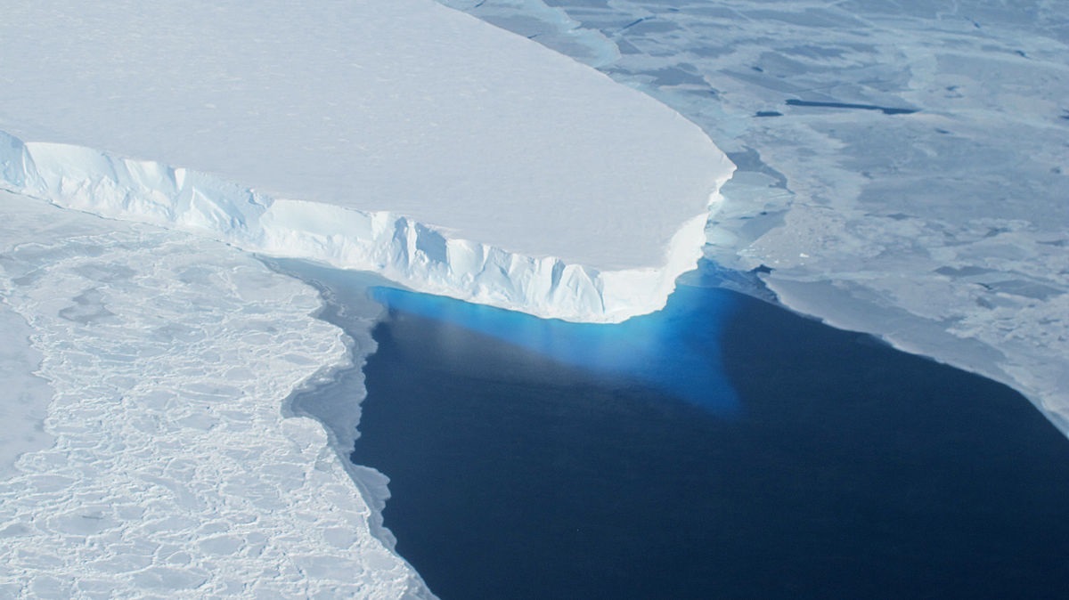 Allarme Antartide: l’enorme ghiacciaio Thwaites si sta sciogliendo molto velocemente, cosa si rischia