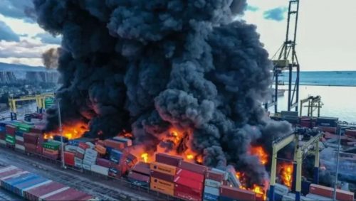 Terremoto Turchia: spaventoso incendio al porto, prosegue da due giorni