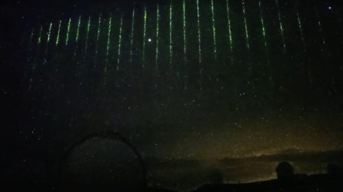 Un ‘muro di laser’ sui cieli delle Hawaii registrato dalle telecamere