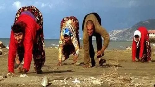 Turchia: lo strano caso della famiglia che cammina a quattro zampe. VIDEO
