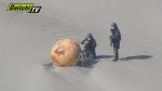Misteriosa sfera metallica arancione scoperta sulle coste del Giappone
