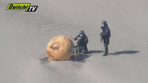 Misteriosa sfera metallica arancione scoperta sulle coste del Giappone
