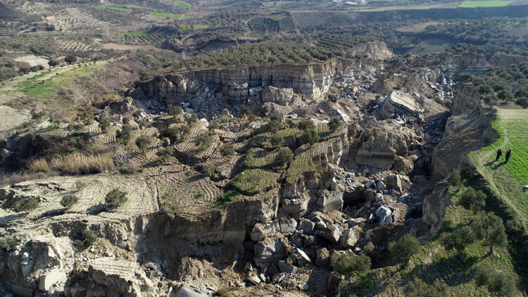 Terremoto Turchia: una gigantesca crepa larga 200 metri taglia in due un campo. Il video