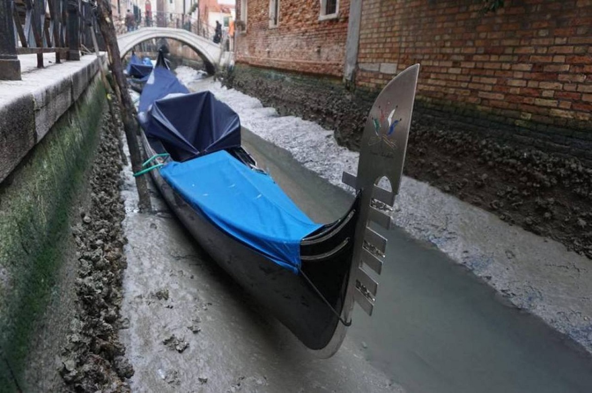 Venezia: in secca per una bassa marea che inizia a creare seri problemi alla navigazione