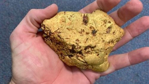 Uomo scopre grossa pietra gialla ma si tratta di una preziosa pepita d’oro