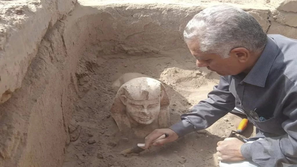An-archaeologist-brushes-away-loose-sand-after-the-head-of-the-sphinx-had-emerged.-min-1024x768-1-1.jpg