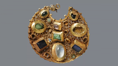 Germania: scoperti splendidi orecchini d’oro ricoperti di gemme di 800 anni fa