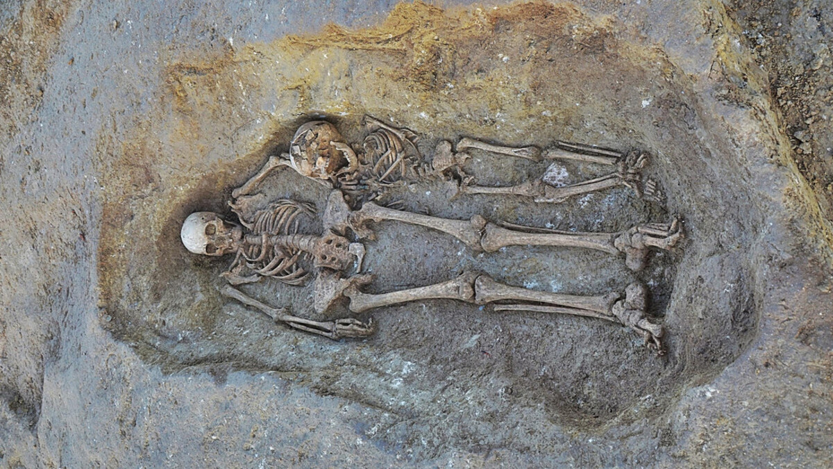 Francia: scoperti antichi resti di madre e figlio che si tengono per mano
