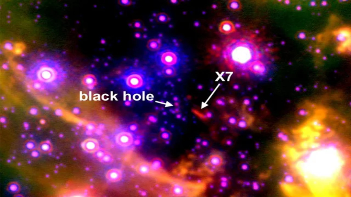 Astronomia: misterioso oggetto sta per essere inghiottito dal buco nero della nostra galassia