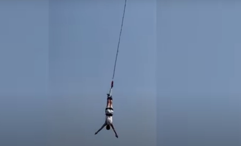 Si lancia dal bungee jumping, ma la corda si spezza. Incidente per turista in Thailandia