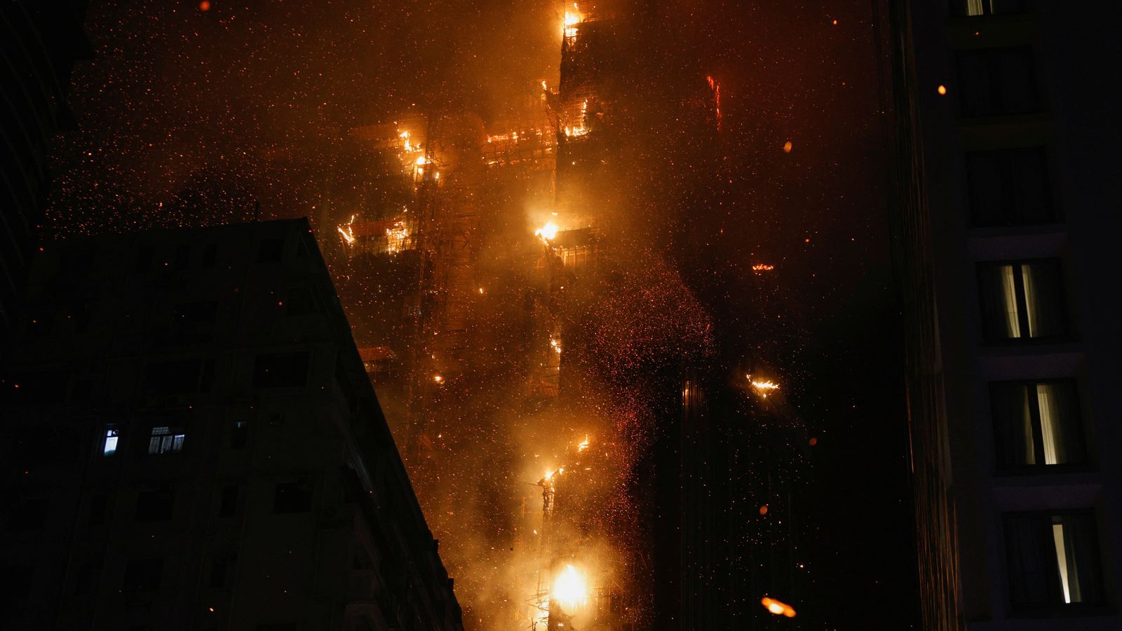 Un colossale incendio avvolge un grattacielo a Hong Kong