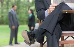 Sedersi con le gambe incrociate fa male: gli esperti spiegano il perché