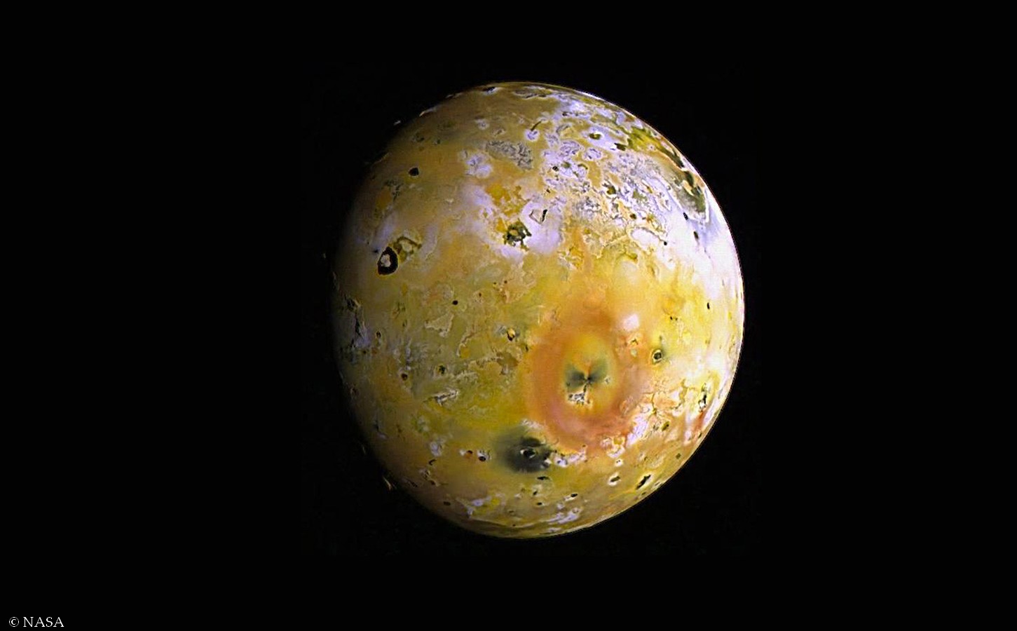 Juno sorvola Io e mostra le immagini più ravvicinate mai realizzate della luna di Giove