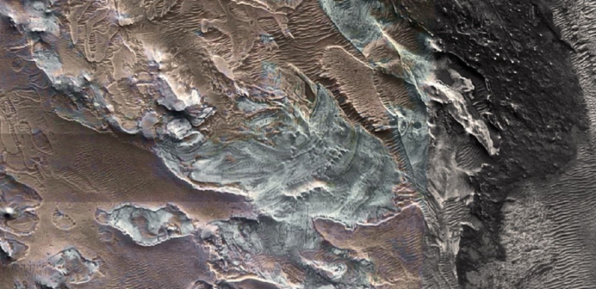 Marte: tracce di un ghiacciaio nei pressi dell’equatore nella regione Noctis Labyrinthus