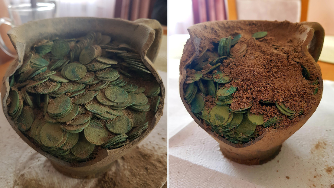 Polonia: con il metal detector scopre un antico vaso con oltre mille monete