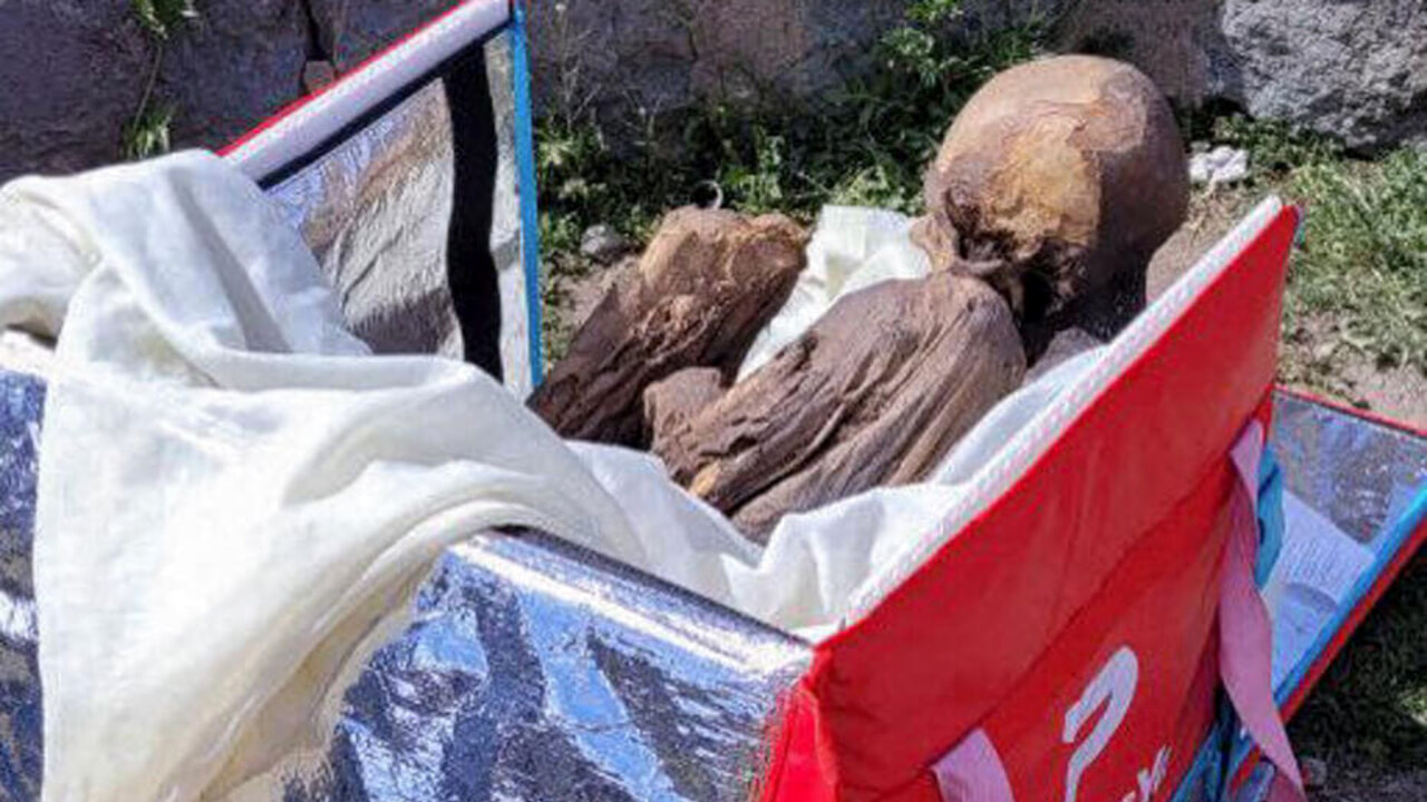 Perù: fermano rider per un controllo e scoprono una mummia nella borsa
