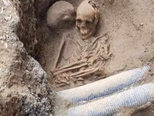 Volterra: durante gli scavi emerge uno scheletro tagliato in due dai tubi