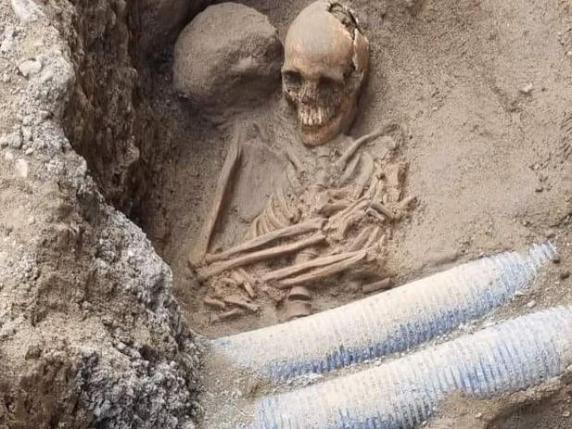 Volterra: κατά τις ανασκαφές αναδύεται σκελετός που κόβεται στα δύο από τους σωλήνες