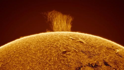 Un ‘muro di plasma’ si innalza sul Sole. La straordinaria foto