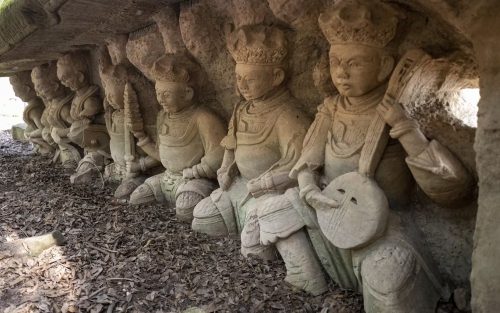 Cina: dal fiume in secca emergono antiche sculture in pietra