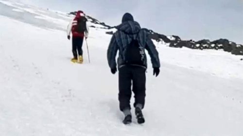 Russia: turista scala una montagna con scarpe da tennis. Trovato senza vita dai soccorsi