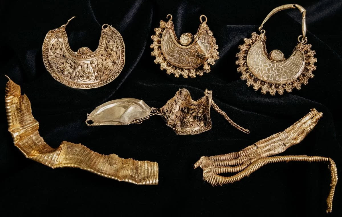 Antico tesoro di gioielli in oro e monete d’argento scoperto nei Paesi Bassi