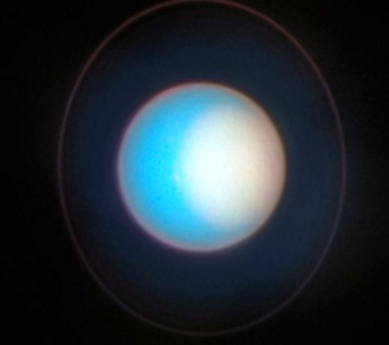 Una grande macchia bianca appare su Urano