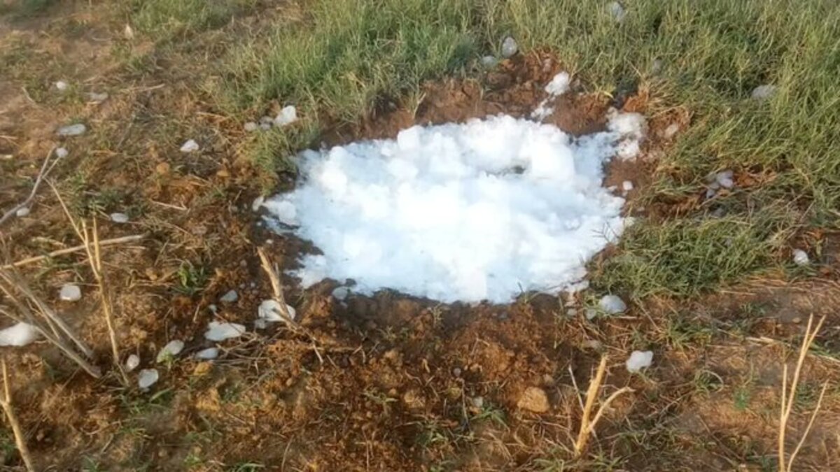Pezzo di ghiaccio di oltre 20kg è caduto dal cielo in un villaggio indiano. VIDEO
