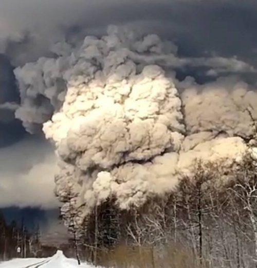 Imponente eruzione del vulcano Shiveluch, città sommerse dalla cenere