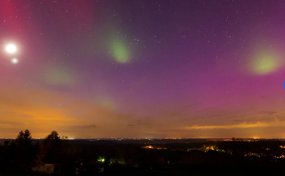 Una straordinaria aurora boreale sta illuminando l’Europa e gli USA