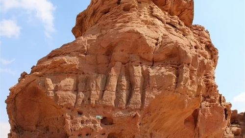 Queste enormi sculture di cammelli sono più antiche di Stonehenge