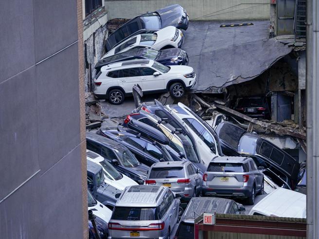 Crolla un parcheggio multipiano nel centro di New York. Il video
