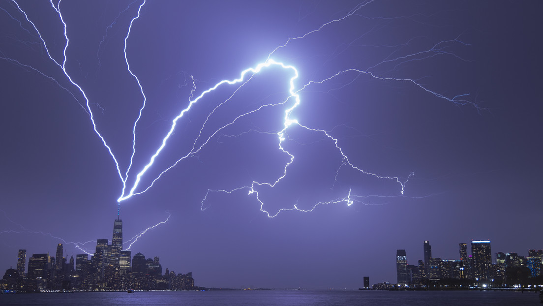 Fulmine colpisce il One World Trade Center e illumina il cielo di New York. Il video