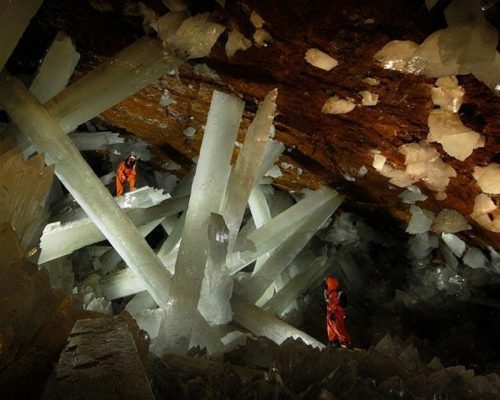 Messico: in una grotta crescono cristalli grandi fino a sei volte le dimensioni di un essere umano