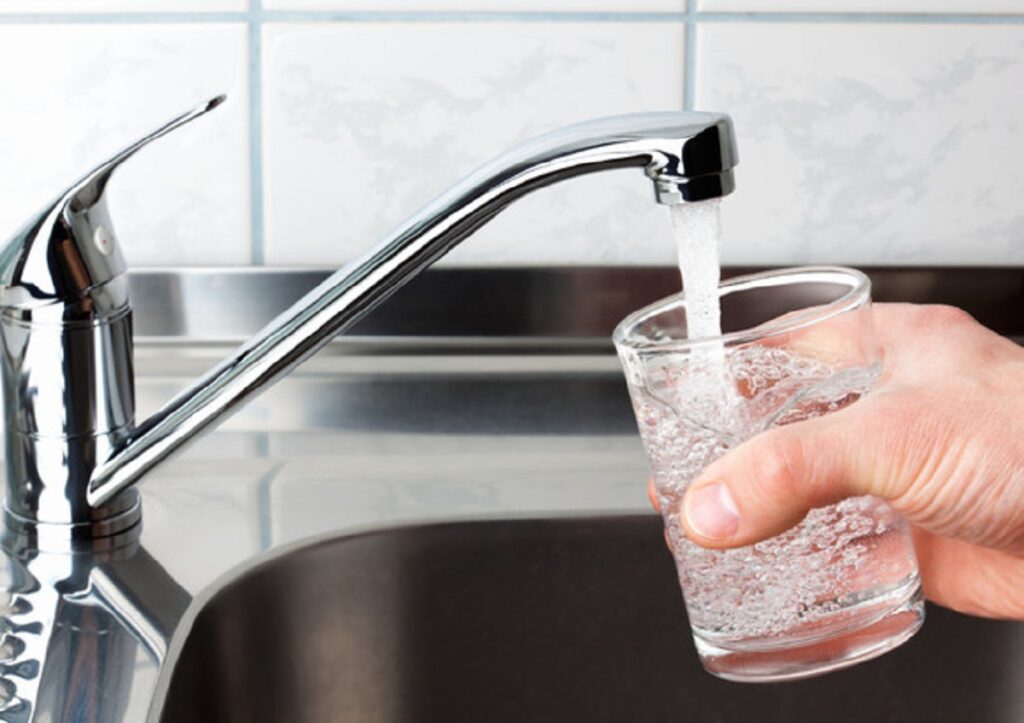 Bevi acqua del rubinetto? Uno studio ha trovato qualcosa di inaspettato in quella italiana