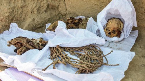 Perù: scoperta mummia con capelli, pelle e denti