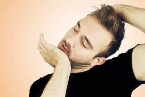 Scrocchiarsi il collo: è pericoloso per la salute?