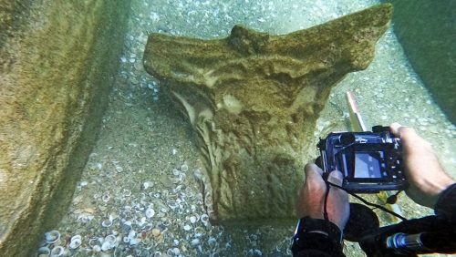Nuotatore scopre un relitto di 1800 anni fa con un prezioso carico di marmo
