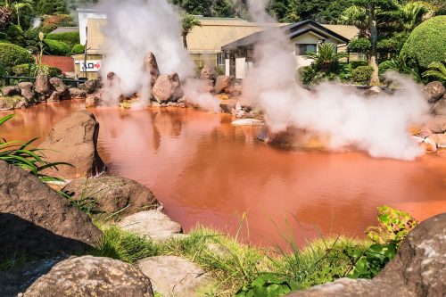 Giappone: ecco perché la sorgente bollente rosso sangue di Chinoike Jigoku rende un bagno infernale