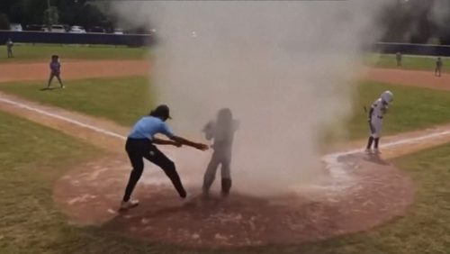 Un ragazzo inghiottito da un dust devil durante una partita di baseball. Il video
