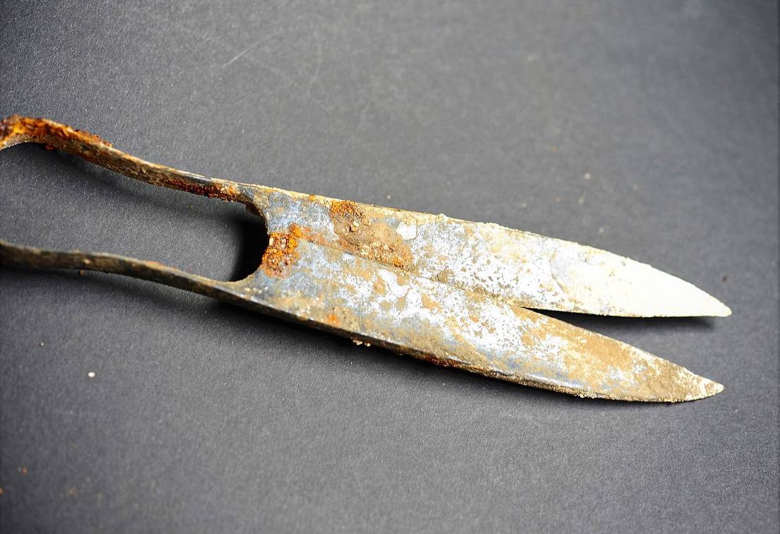 Una spada e forbici non arrugginite scoperte in una tomba celtica in Germania. Risalgono a 2.300 anni fa