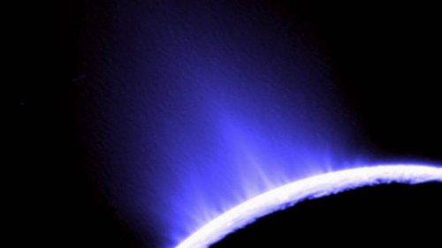 Un gigantesco pennacchio d’acqua osservato su Encelado, la luna di Saturno